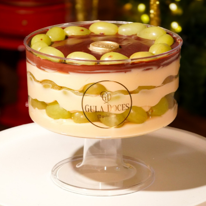 Brigadeiro branco cremoso, uvas verdes suculentas e ganache aveludada. Uma sobremesa elegante que conquista pelo sabor delicado e pela textura marcante.