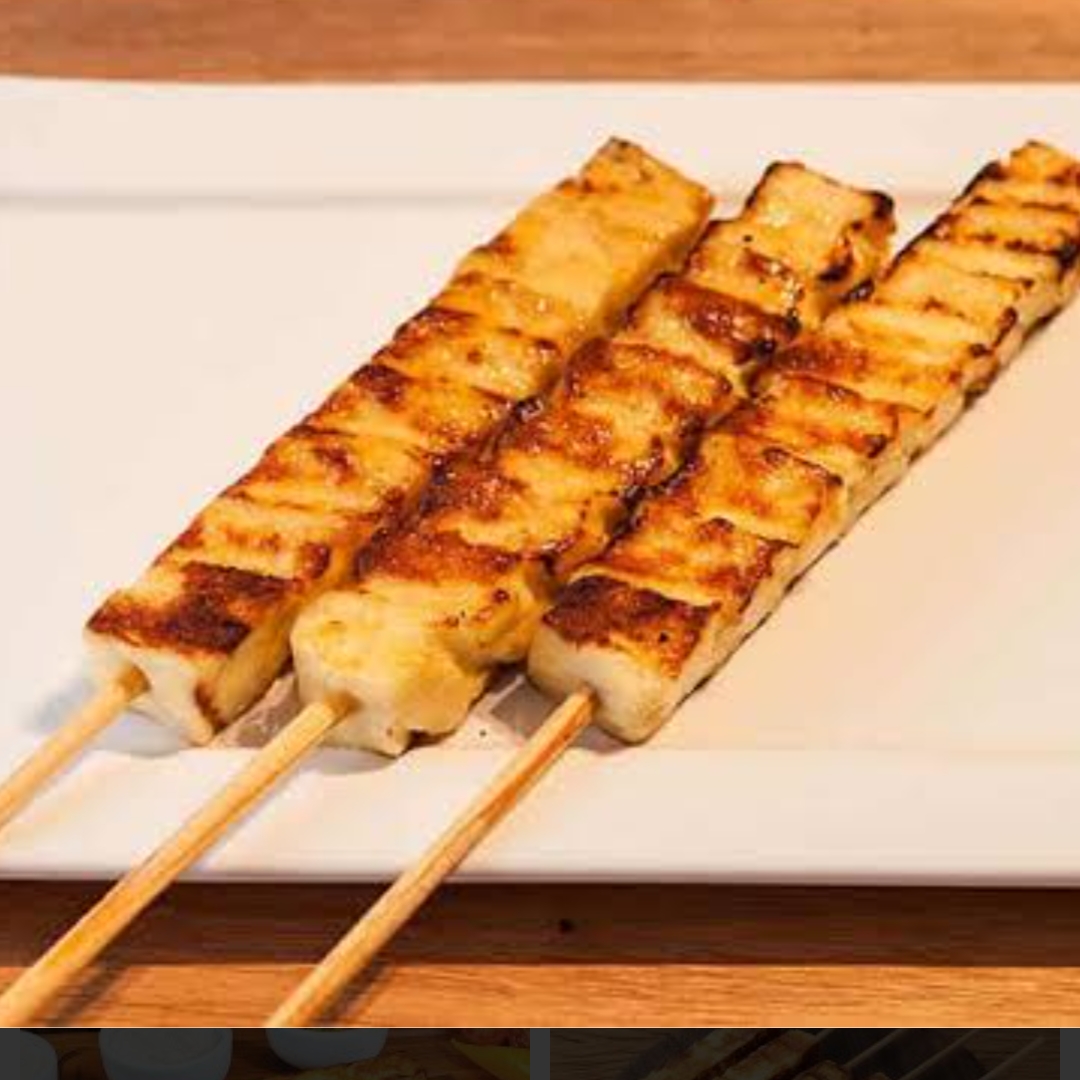 Queijo coalho levemente grelhado no espeto, perfeito para acompanhar uma cerveja gelada.