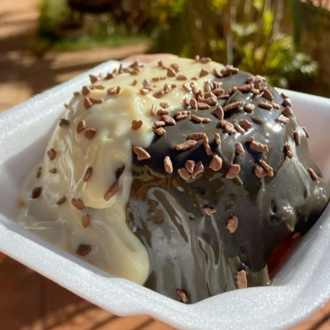 Mini Bolinho de Ninho Com Brigadeiro mais uma Bola de Sorvete de sua Preferencia de Sabor