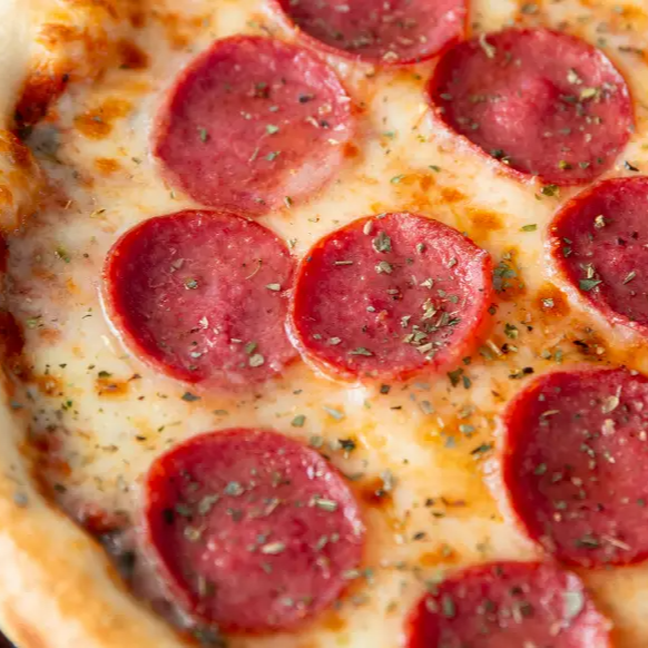 Molho De Tomate, Muçarela, Calabresa, Cebola Fatiada, Orégano, Azeitona, Tomate em rodelas,