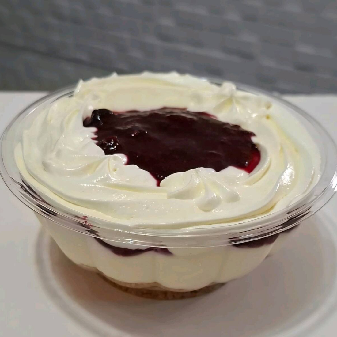 Deliciosa torta refrescante com mousse de leite Ninho, farofa de biscoito, cream cheese e geleia de frutas vermelhas.