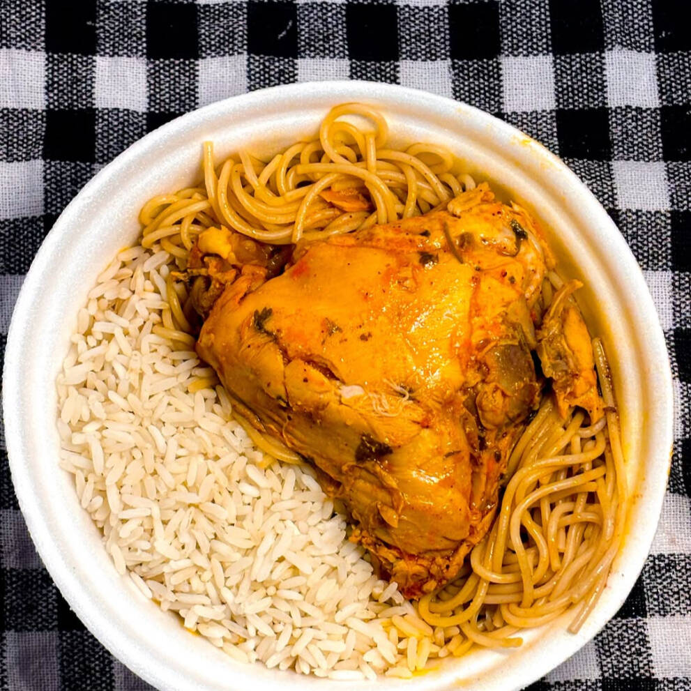 Hoje é dia de sabor caseiro! Nossa Galinha Guisada vem quentinha, acompanhada de arroz e macarrão, perfeita para matar a fome com aquele gostinho de casa. 😋 ⏰ Aproveite o tempo que você tem hoje e garanta sua marmita