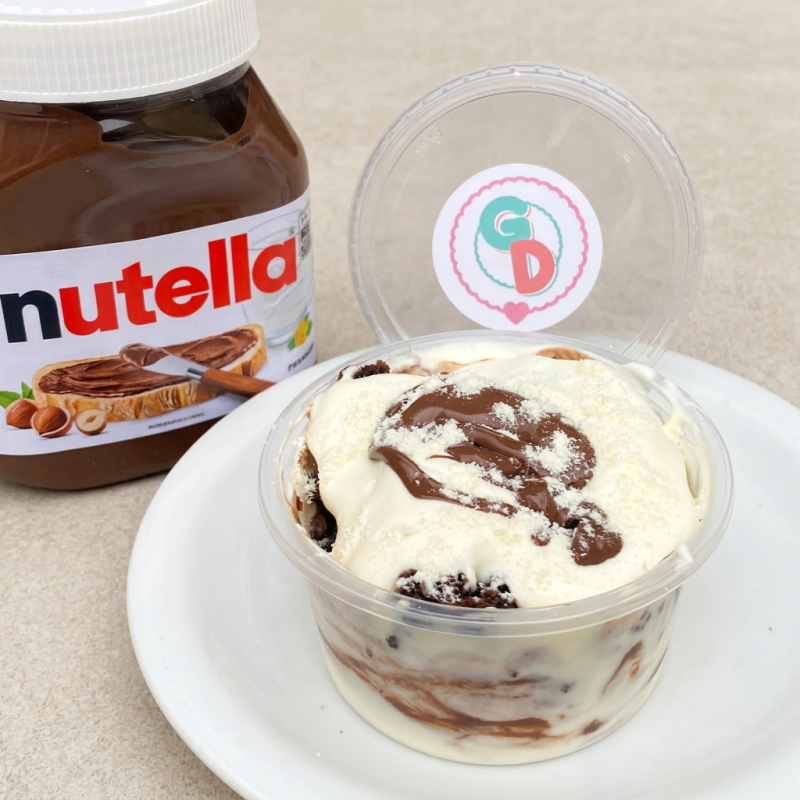 Pedaços de Brownie cobertos por um delicioso creme de Leite Ninho e Nutella.