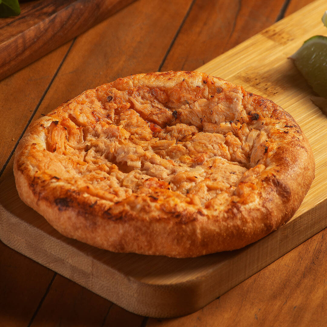 Esfirra de frango desfiado com molho artesanal