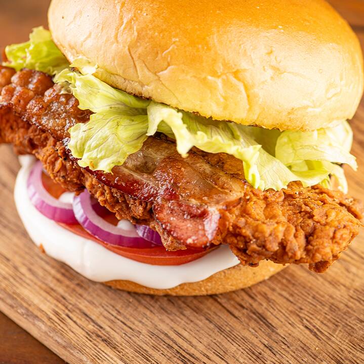 FRANGO EMPANADO OU GRELHADO,QUEIJO PRATO,BACON,ALFACE,TOMATE,CEBOLA ROXA.