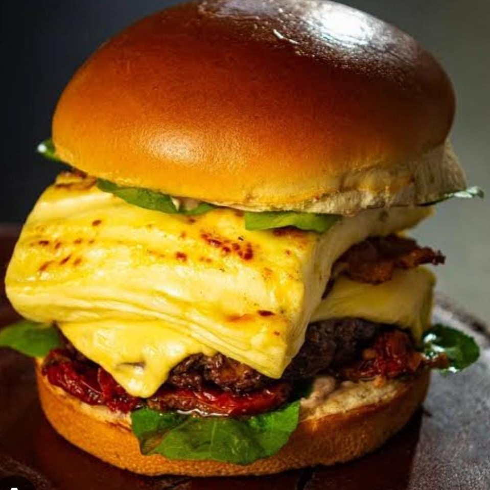 Pao de briochi, Melado de cana, rucula, Abacaxi chapeado, Hamburguer 120g , Queijo cheddar, Queijo coalho e Bacon.