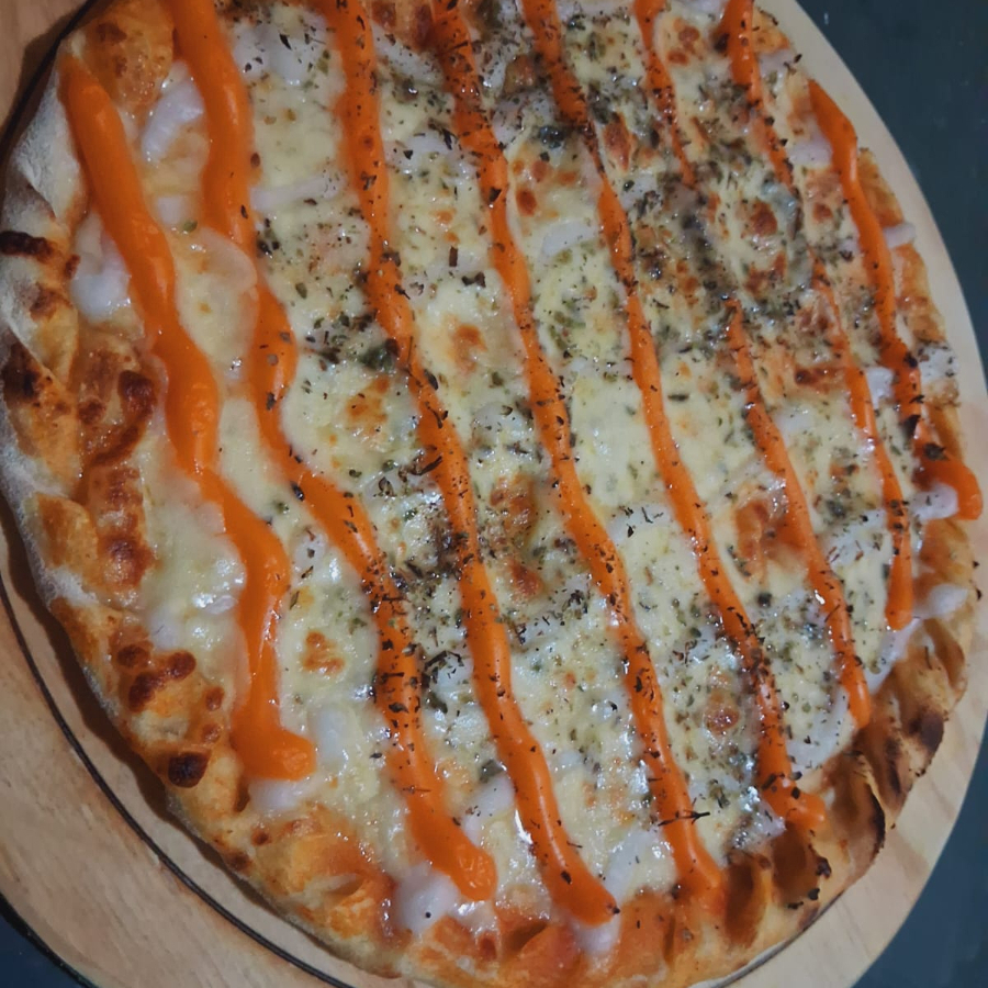 pizza de massa fina profissional,molho de tomates caseiros,mussarela creme tipo cheddar e creme tipo catupiry oregano e azeitonas