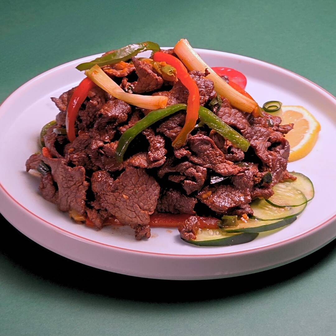 Filé mignon em finas tiras, salteado em molho aromático de soja, gengibre e alho, com um toque sutil de cebolinhas qespeciarias chinesas. Um prato suculento, ideal para quem busca intensidade e sabor em cada mordida.