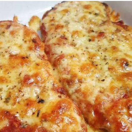 Um suculento bife de carne empanado e frito com molho de tomate queijo e presunto acompanhado de arroz branco, feijão tropeiro, batata frita e vinagrete . Grátis refrigerante 2 litros. Obs.: Kuat ou sukita (envio conforme disponibilidade).