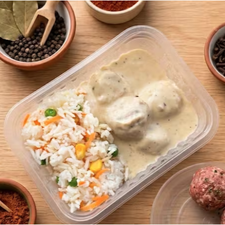 Almôndegas de carne com molho feito com creme de ricota e arroz à grega (arroz branco, cenoura ralada, milho e ervilha americana). (397 Calorias)