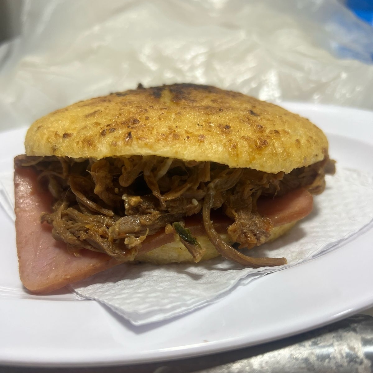 Arepa de Carne y Jamón