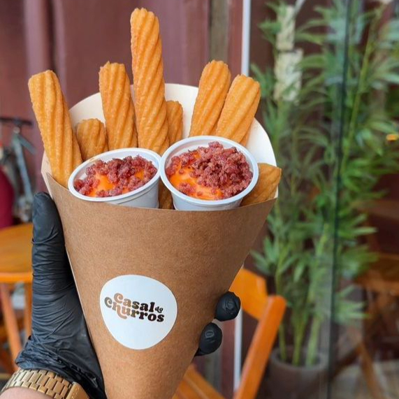 8 unidades do nosso queridinho e crocante Churros Espanhol (Aproximadamente 16cm cada unidade). Acompanhado com 60g de recheio.