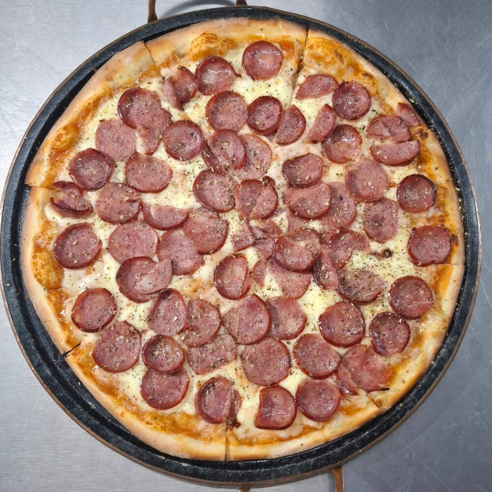 Massa artesanal de longa fermentação, molho de tomate especial produzido na casa, mussarela, calabresa, orégano.