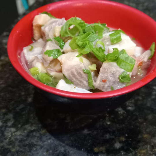 Cubos de saint peter, cebolinha cebola roxa pimenta dedo de moça ao molho de limão.