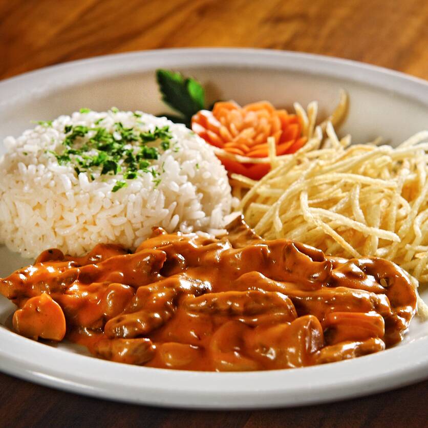 Aquele picadinho de carne bem macio, feito com molho madeira cheio de sabor, do jeitinho que a gente gosta! Vem acompanhado de arroz soltinho, feijão de caldo bem temperadinho, batata palha crocante e legumes do Dia refogados na manteiga. É comida boa, com cara de casa e gosto de quero mais!