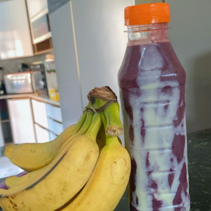 Açai batido com leite em pó, banana e finalizado com leite condensado