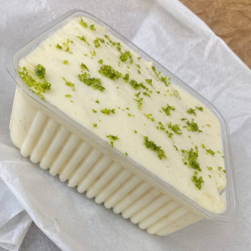 Camadas macias de bolo com um creme de mousse de limão extremamente cremoso.