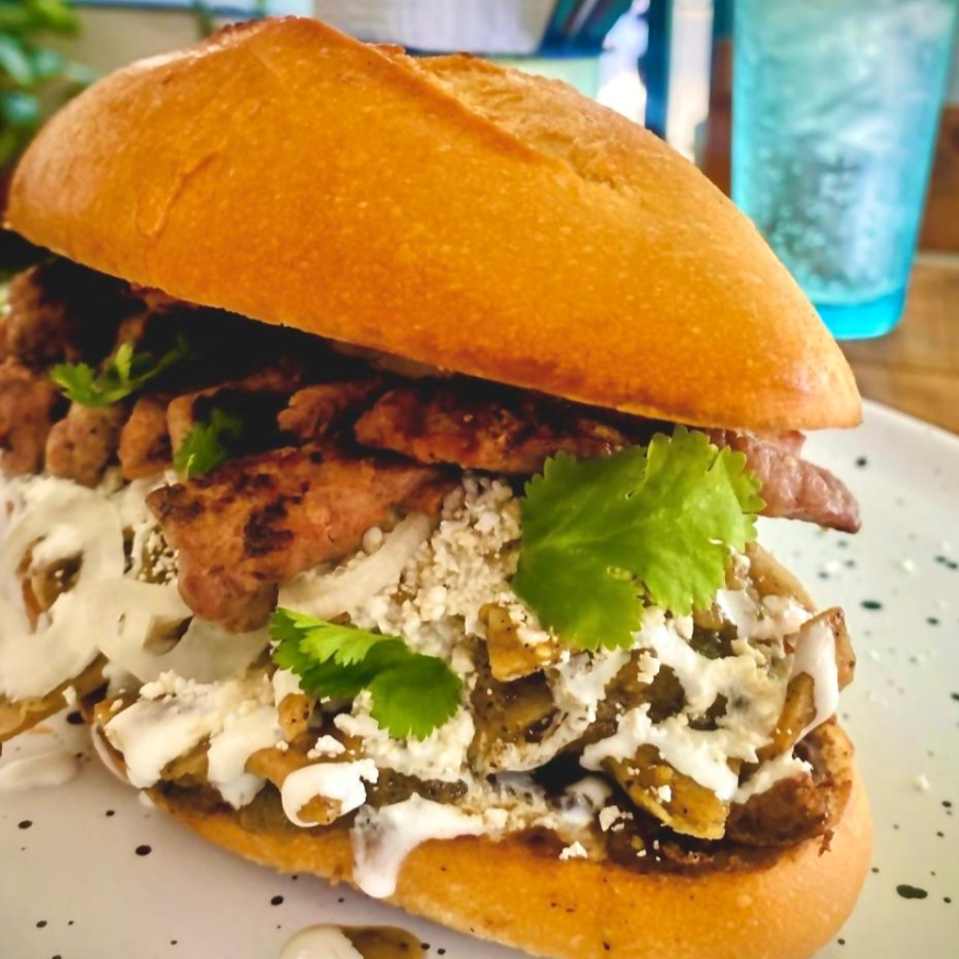 Torta de Chilaquiles con ARRACHERA