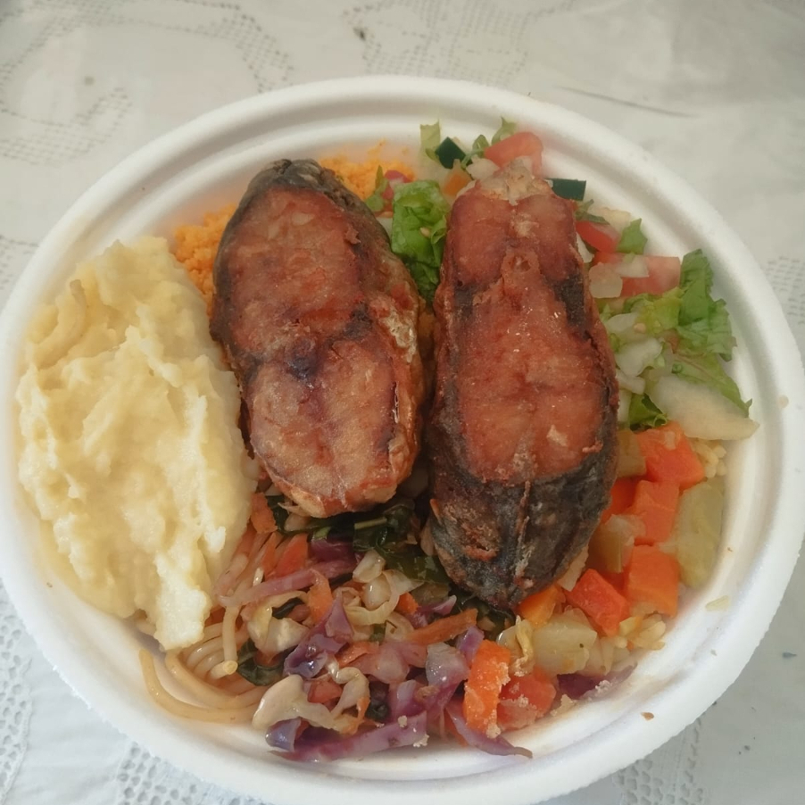 um delicioso almoço que acompanha, feijão preto ou mulato, arroz, macarrão, salada, purê, farofa