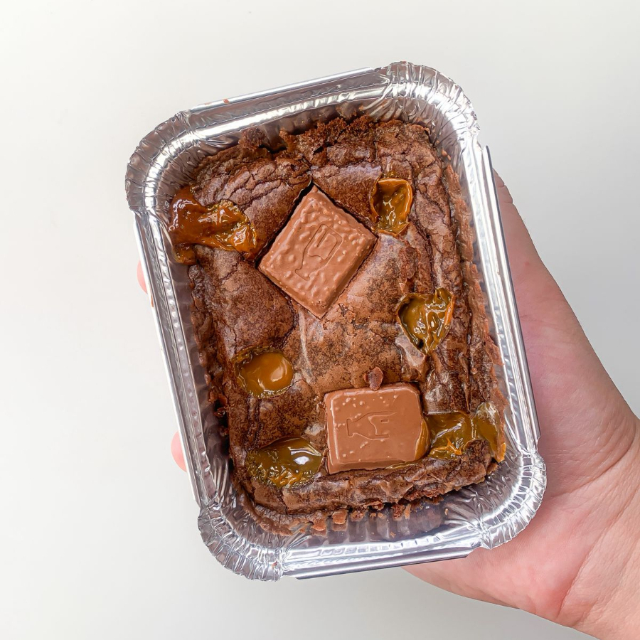 Brownie na marmitinha recheado com doce de leite argentino e pedaços de chocolate Alpino, uma explosão de sabores. Aprox 110g