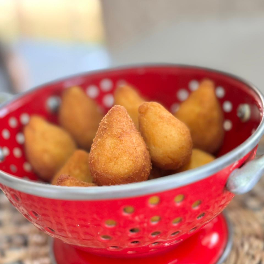 A versão miniatura do clássico brasileiro! Massa leve e macia envolvendo um recheio suculento de frango desfiado e bem temperado. Frita até atingir uma crocância dourada e irresistível