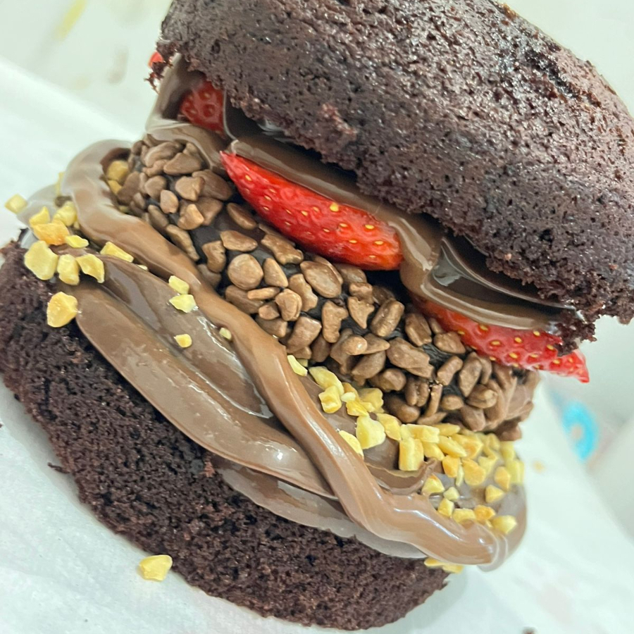 Nosso X bolo delicioso, feito com massa de chocolate, vc pode solicitar o recheio, ninho ou brigadeiro, se vai com nutella ou sem.