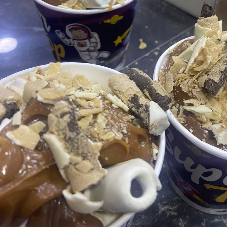 Baunilha, calda da sua preferência e Trento. Copo de 300ml