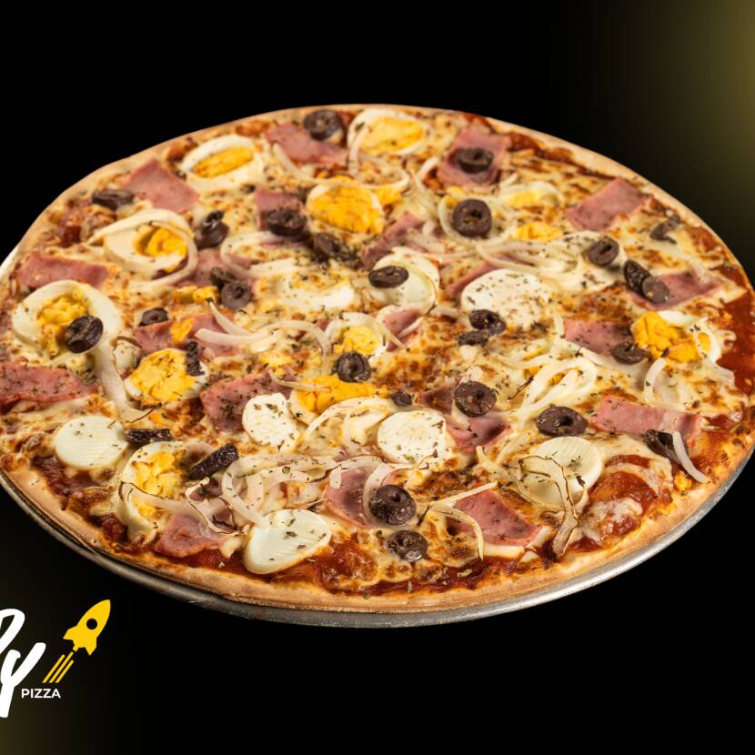 Mussarela, molho de tomate, ovo, cebola branca, presunto e azeitona roxa.