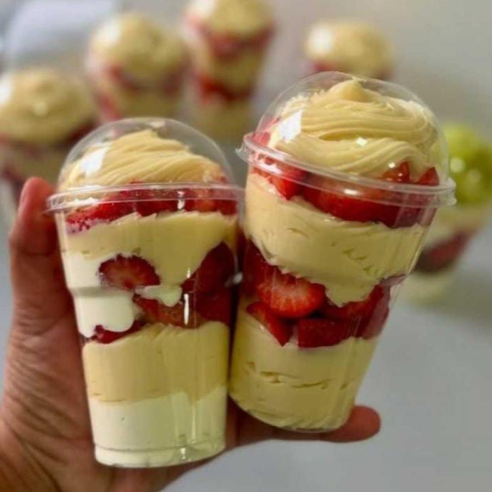 Mousse de ninho, cremoso de ninho, morangos frescos picados. *MONTAMOS NA HORA DO SEU PEDIDO PARA IR SEMPRE FRESQUINHO... CONSUMO IMEDIATO* (Copo de 200ml)