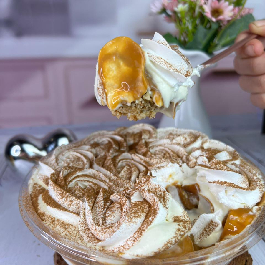 Sucesso no nosso cardápio de várias formas, a banoffe é composta de diversas combinações e sabores. Nossa travessa tras o biscoito amanteigado triturado, com banana natural, mousse de baunilha e doce de leite caseiro, finalizada com chantily e canela. Uma sobremesa deliciosa e completa! Tamanho de um litro que é a capacidade do recipiente. Pode servir de 6 a 8 pessoas