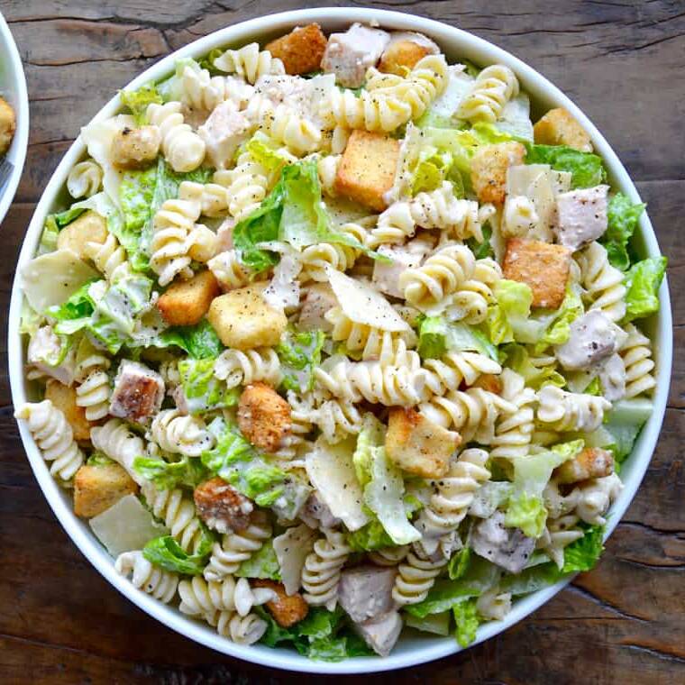 Ensalada Cesar con pasta chica