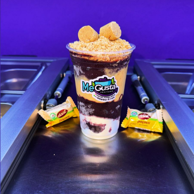 Um açaí super cremoso combinado com leite em pó, uma camada generosa de creme de amendoim e finalizado com paçoca triturada. Uma explosão de sabor, textura e energia; doce na medida certa e irresistível para quem ama aquele toque de amendoim. Não enviamos os acompanhamentos separados.