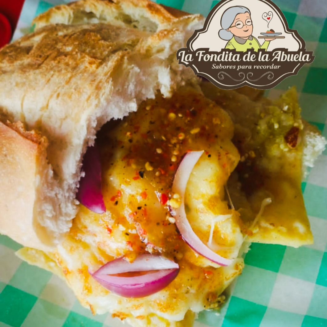 Torta de Chilaquiles Rojos con Queso