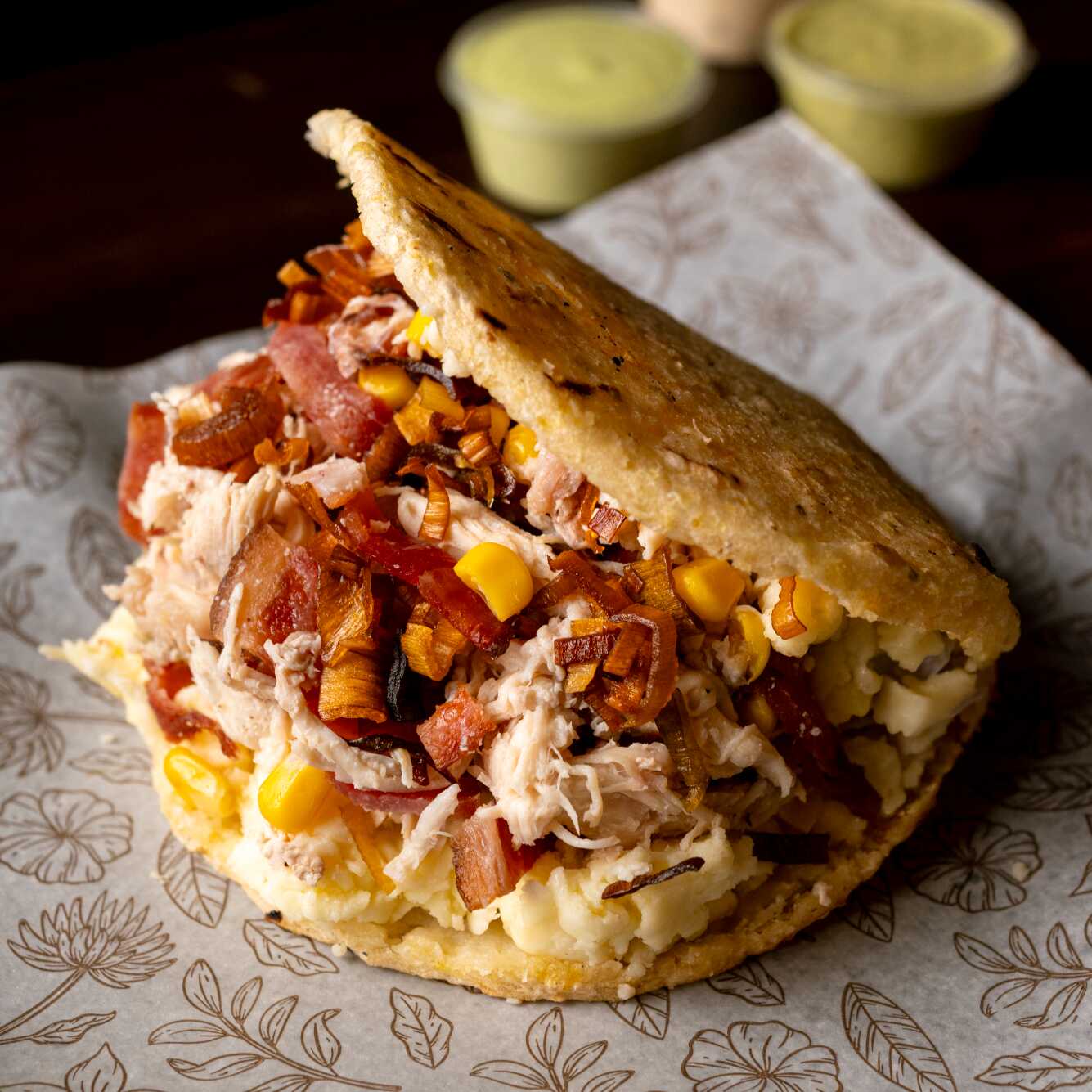 Arepa con Pollo y Tocineta