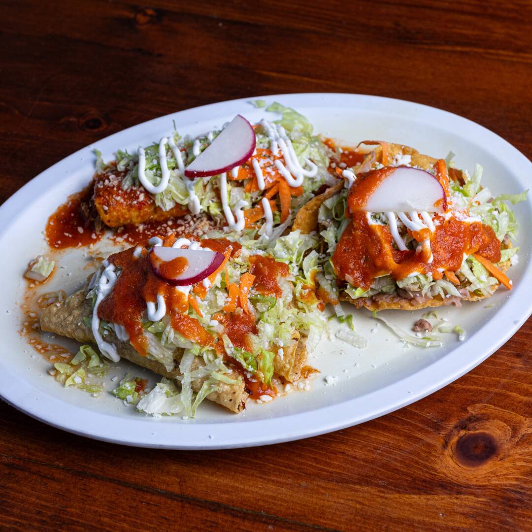 Combinación1 1 Tostada, 1 Enchilada,2Tacos Dorados