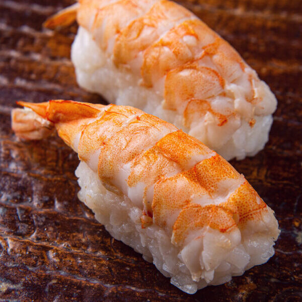 Bolinho de arroz japonês coberto com camarão cozido