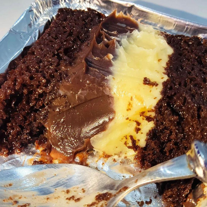 Massa de chocolate intenso molhadinha , o bolo contém duas camadas generosas de recheios sendo uma de ninho e a outra brigadeiro.