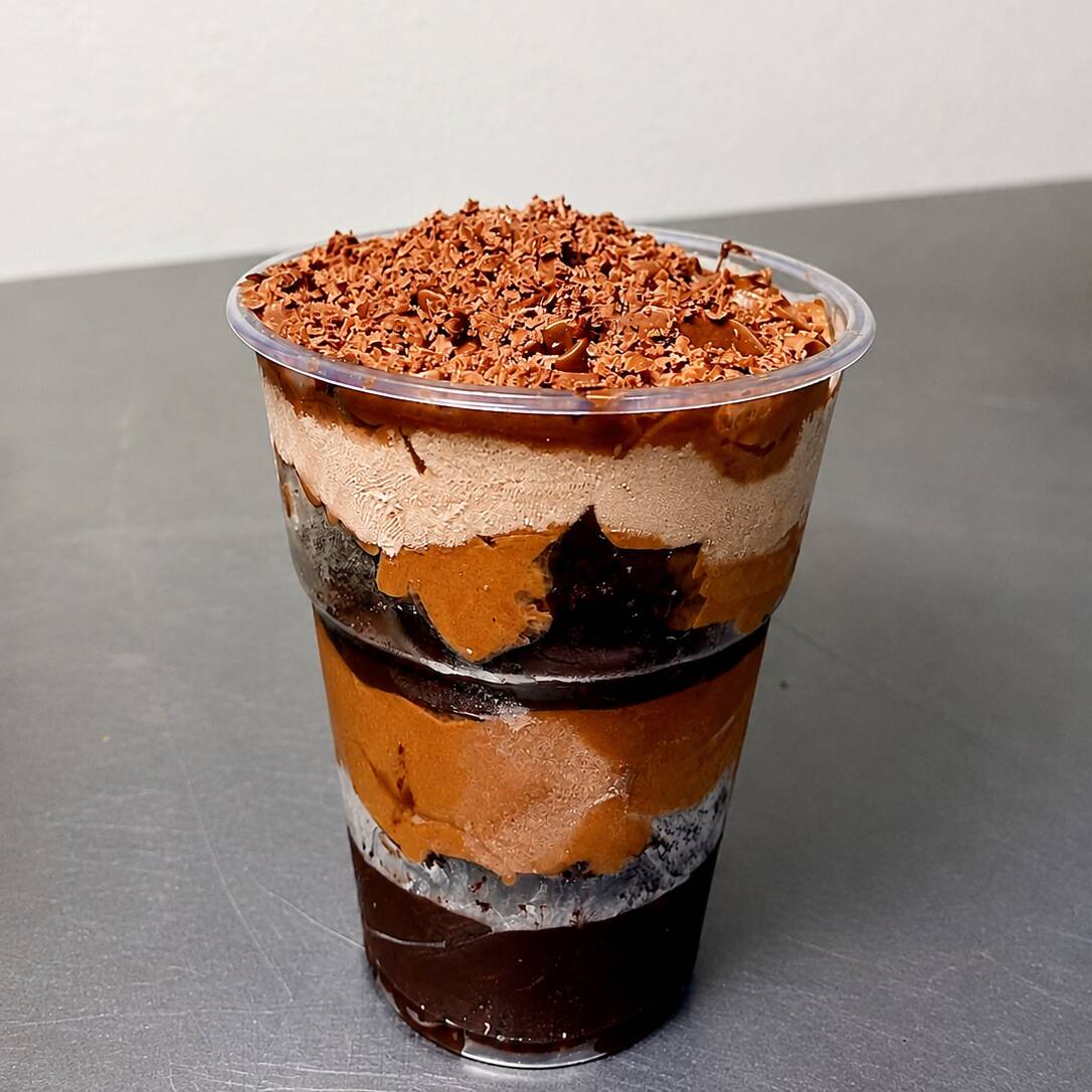 O queridinho de quem ama chocolate chegou! Camadas de brownie artesanal, brigadeiro de chocolate meio amargo e mousse Alpino, finalizadas com um delicioso pedaço de Alpino. E o brownie? Quem já experimentou na Tanajura sabe: macio, saboroso e feito com a qualidade que faz toda a diferença. Uma sobremesa que conquista na primeira colherada! 🍫✨