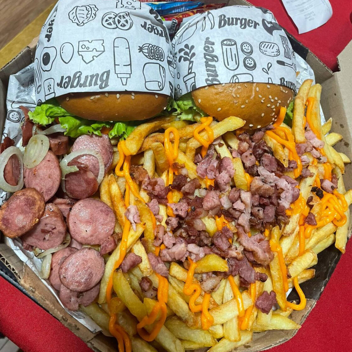 3 Hambúrguer Artesanal + Batata Frita 400g c/ Cheddar e Bacon ( Na caixa de pizza n 30, peso pre frita )