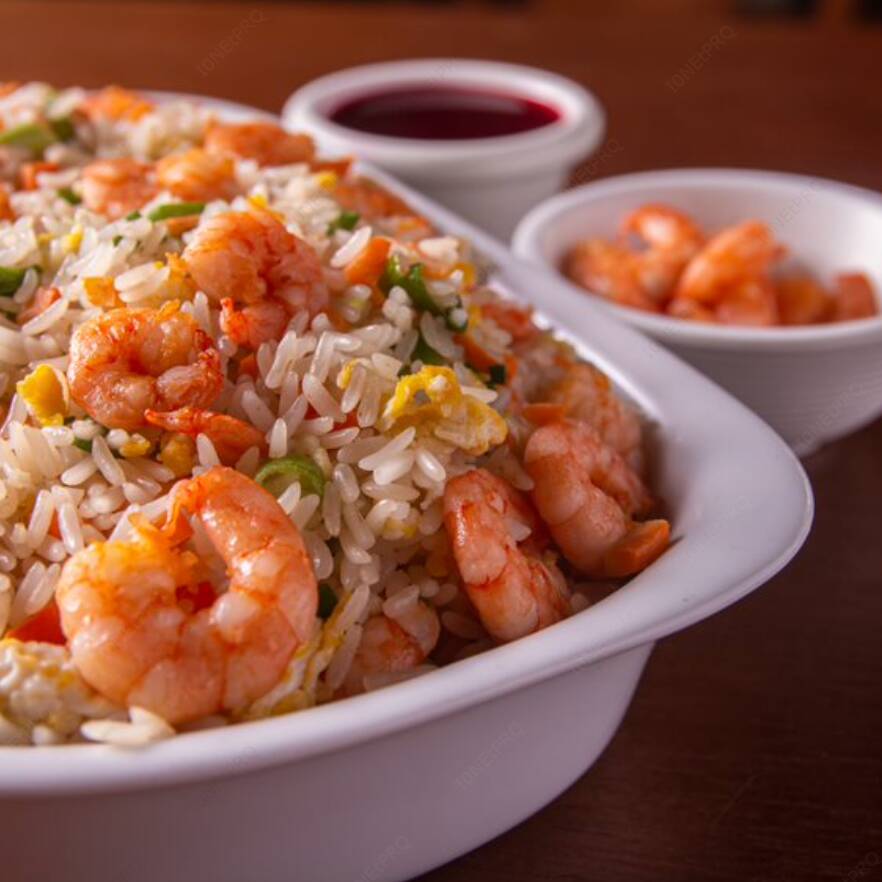 - risoto chinês, arroz sequinho refogado c/ cenoura, cebolinho, ovos e camarões, acompanha molho agridoce