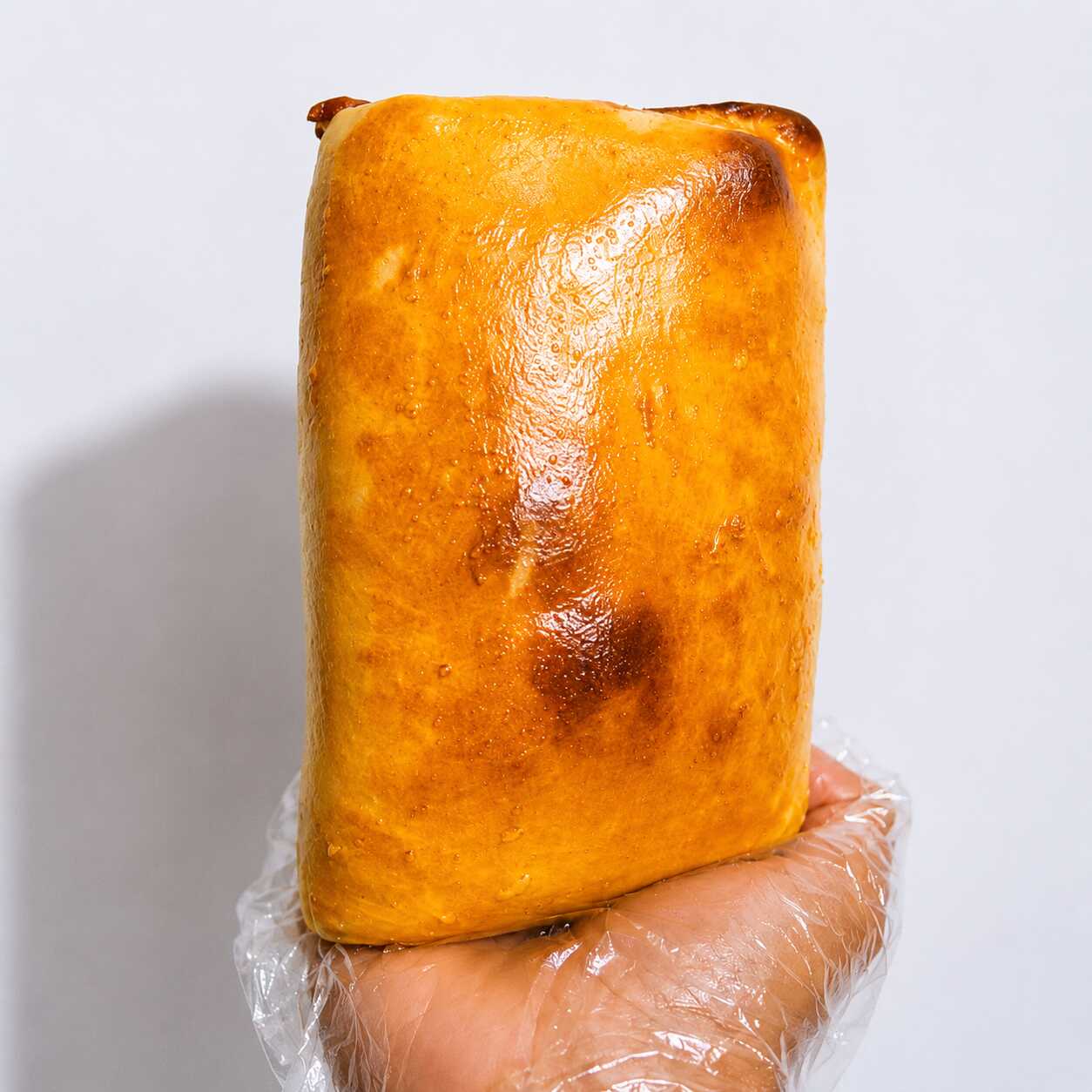 Recheio irresistível com Calabresa Selecionada e Queijo Derretido no Ponto Certo - Tudo isso envolto em uma Massa Artesanal, Leve, Fofinha e 100% Feita à Mão, com Ingredientes Frescos e Assado no Forno a Lenha.