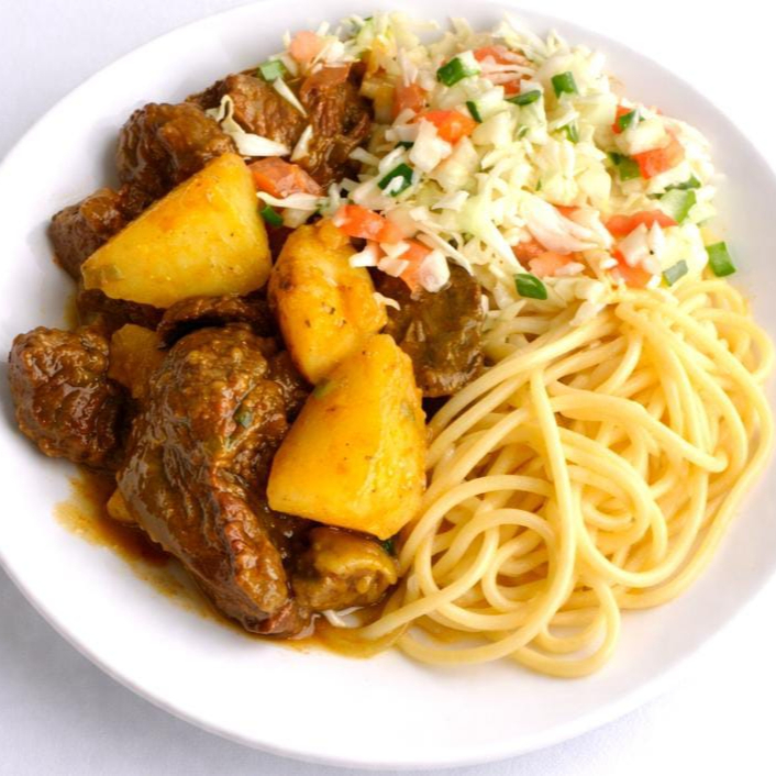 Carne guisada, arroz branco, macarrão, feijão, salada e farofa.