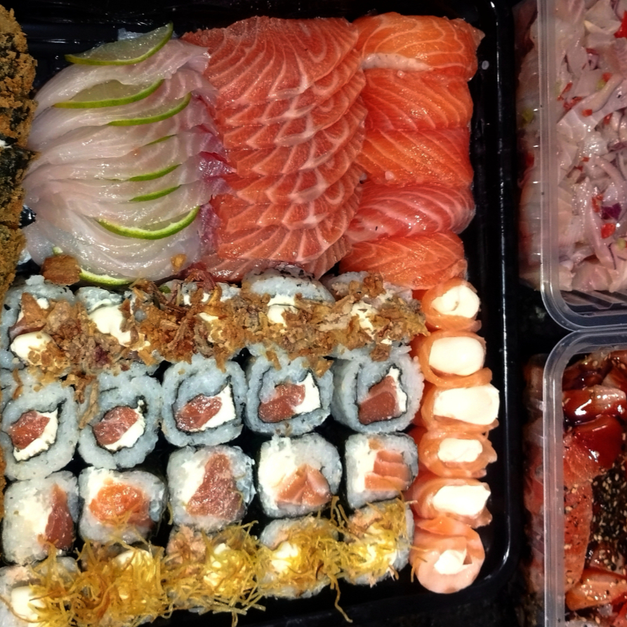 16 sashimis variado , 20 sushi variado , 5 gunkans de salmão , 5 niguiris de salmão , 10 hot , 1 tataki e 1 cervite