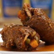 Experimente nossa deliciosa marmita de bife à rolê, que vem acompanhada de arroz soltinho, feijão da casa, farofinha crocante e purê caseiro. Uma refeição saborosa e completa para satisfazer seu paladar.