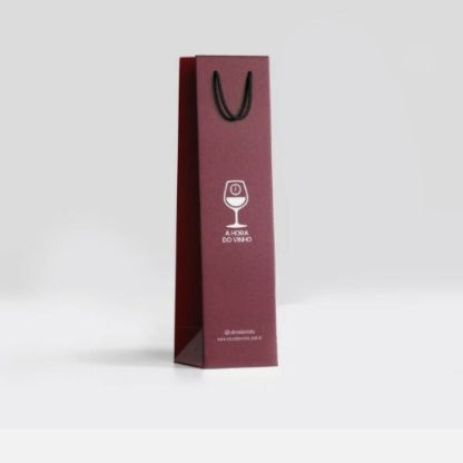 Apresente seu vinho com elegância ou surpreenda alguém especial com uma embalagem sofisticada e exclusiva. As sacolas premium da A Hora do Vinho unem design sofisticado, resistência e um toque de classe, tornando cada garrafa um presente à altura da ocasião. Destaque sua paixão pelo vinho com estilo.