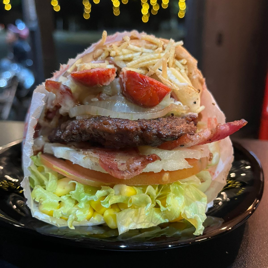 Pão, hambúrguer, bacon, ovo, salsicha, presunto, muçarela, alface, tomate, milho e batata