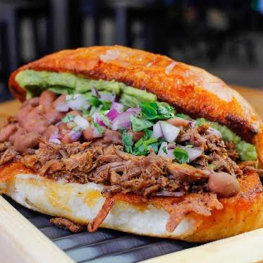 TORTA DE BIRRIA CON COSTRA DE QUESO