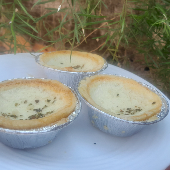 Uma massa levinha que derrete  na boca , com um creme feito com queijo  minas mussarela e parmesão.