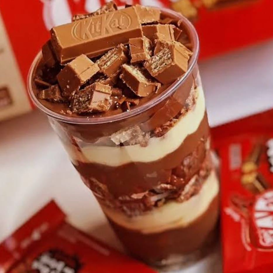 Recheio de brawnie com brigadeiro gourmet, brigadeiro branco aerado, com a finalização do delicioso KitKet