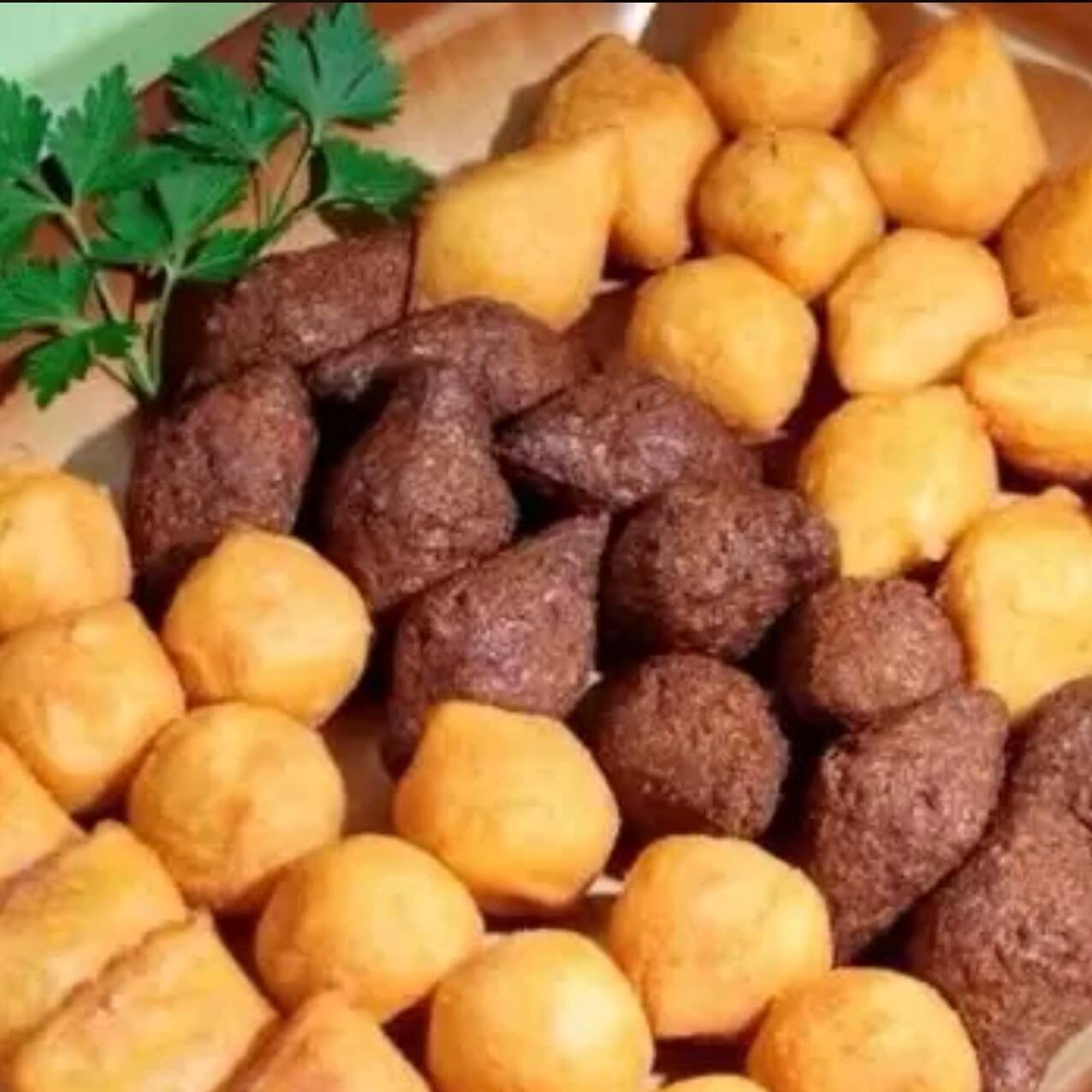 150 mini salgados sortidos 10g. Acompanha: coxinha, bolinho de queijo, croquete de calabresa, risole e kibe. Irresistíveis e crocantes + 17.99 leva 25 mini churros.